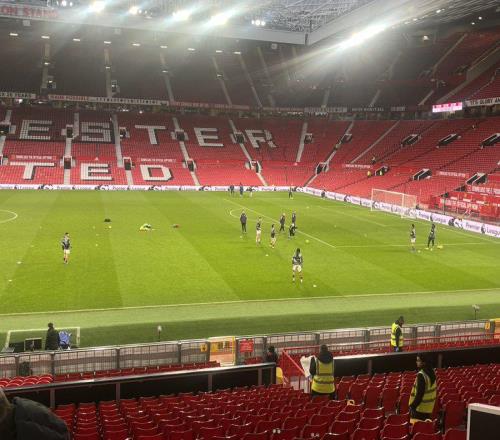 曼聯(lián)全隊起立鼓掌致敬謝什科！絕殺后舉動揭示爆發(fā)原因，天道酬勤