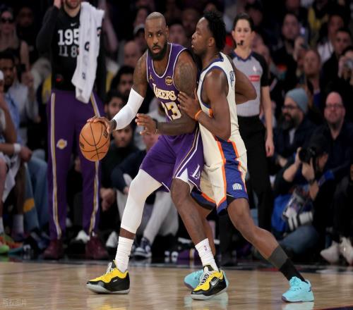 逆天！41歲詹姆斯平框空接！布倫森打爆湖人，東契奇空砍30+15+8