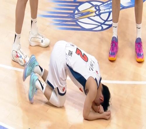 徐杰傷情確認(rèn)！上海練出超級(jí)新人，4壞消息讓粵滬戰(zhàn)徹底失去懸念