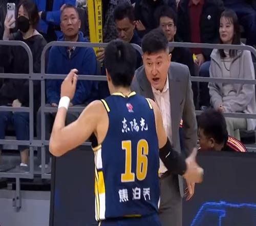 失望！廣東隊(duì)重磅引援，打8分鐘5犯下場(chǎng)球迷：杜鋒看走眼了