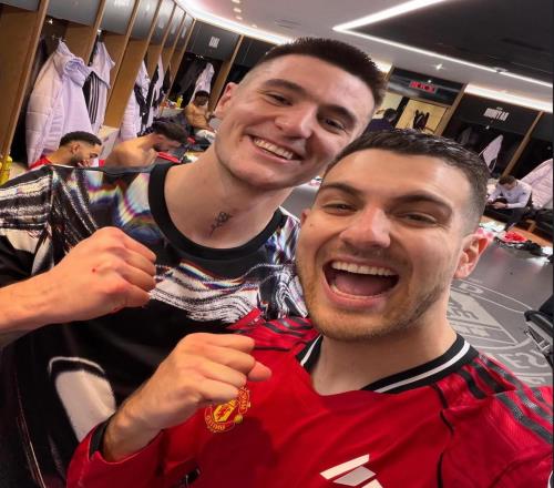 記者：謝什科在比賽結(jié)束兩小時(shí)后仍留下給場外的球迷簽名合影