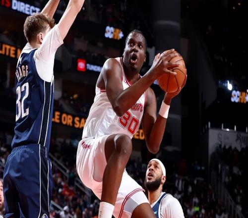 先發(fā)中鋒狀態(tài)糟糕，但火箭還是不愿意給這位內(nèi)線新援多一些時(shí)間