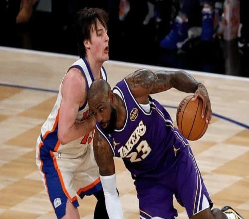 湖人輸尼克斯4壞消息！防守+三分拉胯，配角不穩(wěn)，雷迪克執(zhí)教辣眼