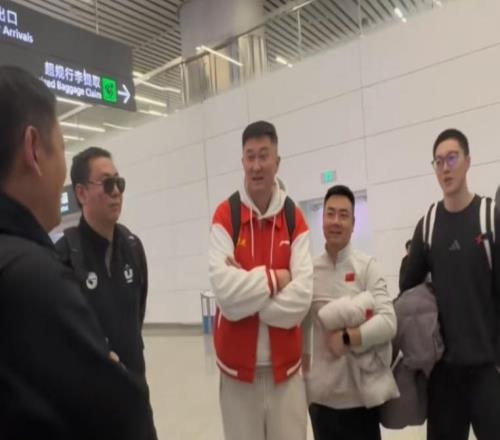 杜鋒再展情商！機(jī)場(chǎng)偶遇王懷玉為其慶生，徐杰起頭，全員唱生日歌