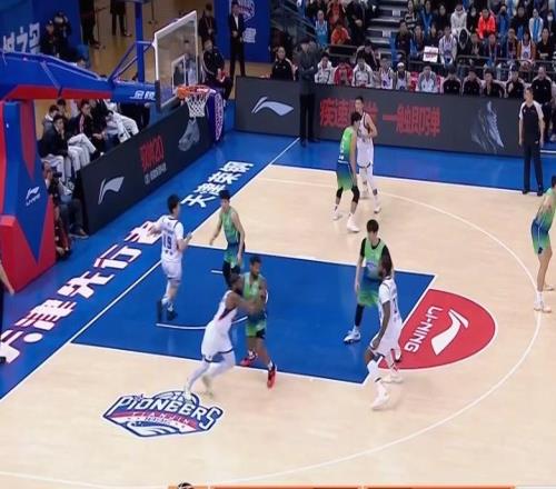 半場(chǎng)戰(zhàn)報(bào)山東男籃36：58落后天津，球隊(duì)無人得分上雙