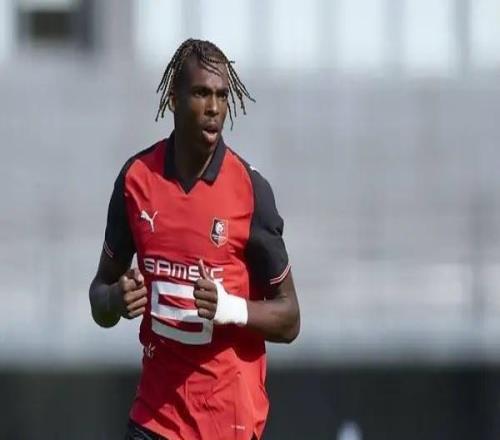 記者：利物浦正在就夏窗引進雅凱進行談判，切爾西也在談