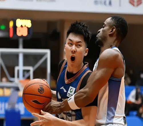 CBA最大混子球隊(duì)出現(xiàn)！單場(chǎng)狂輸58分，三分27中2，這哪像職業(yè)球隊(duì)