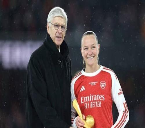 重返酋長(zhǎng)球場(chǎng)，溫格為阿森納女足頒發(fā)女子冠軍杯冠軍及金靴獎(jiǎng)