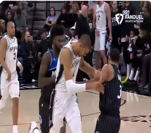 頭撞籃板空接+追身火鍋！文班25+8+4斷5帽統(tǒng)治攻防外星人真猛