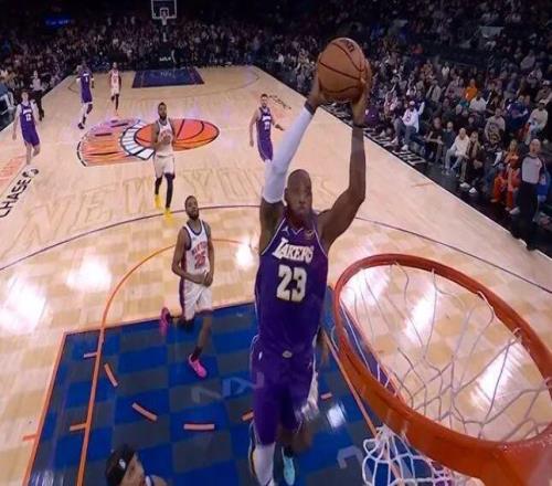 一圖流41歲的我爬樓梯都費(fèi)勁，老詹還能空接平筐轟炸！