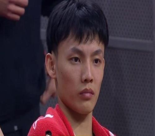 廣東記者：徐杰是習(xí)慣性崴腳，情況不是很嚴(yán)重但肯定得好好休息了