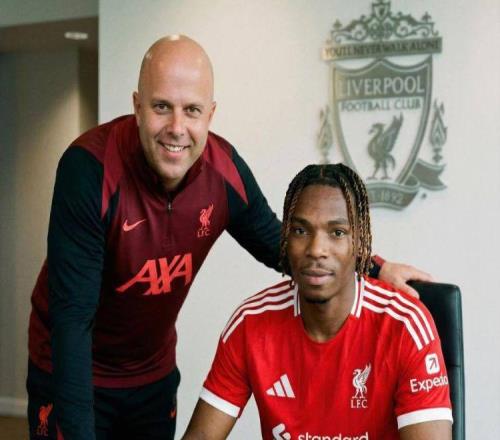 一夜三官宣！利物浦補后防，本澤馬空降新月，森林簽下22歲天才