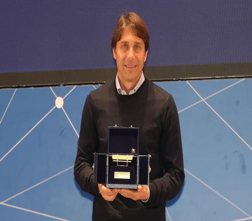 意足協(xié)官方：孔蒂榮膺上賽季“金板凳獎(jiǎng)”，馬雷斯卡獲特別獎(jiǎng)