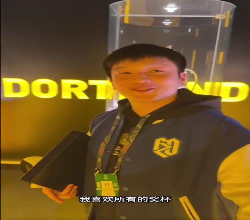可愛(ài)樊振東參觀多特蒙德獎(jiǎng)杯室,提到冠軍眼睛都亮了每個(gè)都喜歡