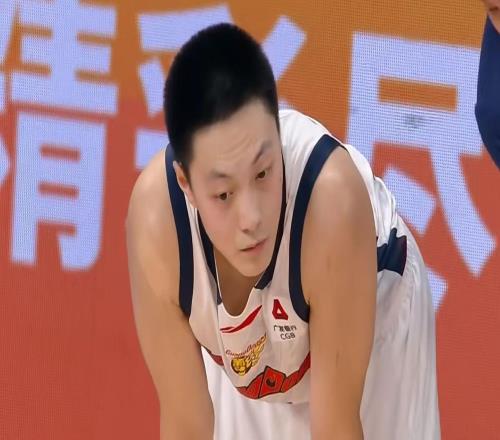 太適合廣東隊(duì)！CBA最強(qiáng)硬中鋒打成大腿，這可是杜鋒的內(nèi)線答案