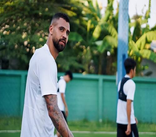 保級(jí)穩(wěn)了重慶銅梁龍拒絕全華班踢中超，巴西國(guó)腳中衛(wèi)加盟馳援！