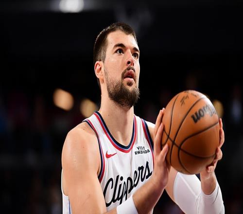 面對(duì)太陽打出大號(hào)兩雙數(shù)據(jù)，快船內(nèi)線支柱終于打出了統(tǒng)治級(jí)表現(xiàn)