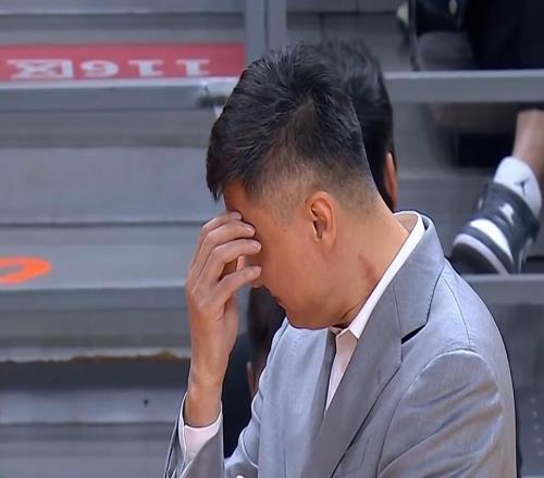 廣東兩節(jié)崩！半場(chǎng)落后上海21分，胡明軒隱形0得分，杜鋒掩面無(wú)奈