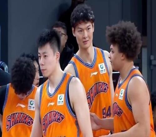 CBA今夜上演爭(zhēng)冠熱門對(duì)決：廣東40分大敗上海二番戰(zhàn)杜鋒能否復(fù)仇