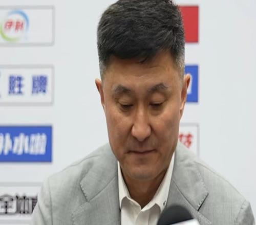 輸上海發(fā)布會(huì)！杜鋒批上半場(chǎng)滿意下半場(chǎng)，直指遺憾，寄語(yǔ)提升完善