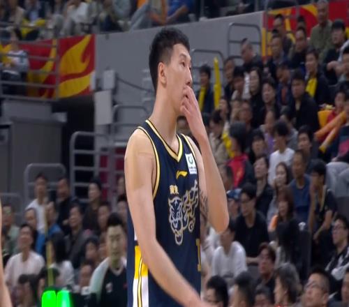 看了阿旺奎因互相甩鍋拒投三分的名場(chǎng)面，才知道廣東隊(duì)架構(gòu)有多糟