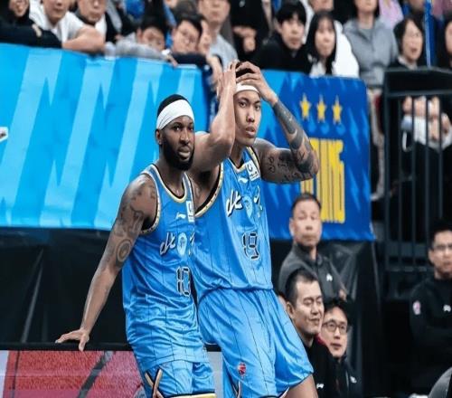 破案了！許利民撤下22分功臣原因，首鋼被追7分，連換3個外援上場