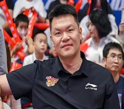 忍無(wú)可忍！關(guān)辛透露朱芳雨要補(bǔ)強(qiáng)內(nèi)線(xiàn)，廣東隊(duì)將引進(jìn)2米15大中鋒