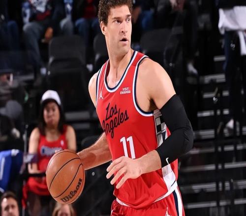 防守端又一次被打爆了，快船真的應(yīng)該謹(jǐn)慎使用這位內(nèi)線老將