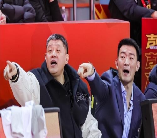 事情鬧大！廣廈爆冷之夜，安保罵孫銘徽家人，球迷：CBA草臺(tái)班子