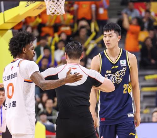 21分鐘得3分，場(chǎng)均1.7分1.1板，球迷：只要你上就知道杜鋒不想贏