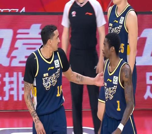 恭喜杜鋒！廣東殘陣打爆上海男籃，朱芳雨押寶2米18新大外援