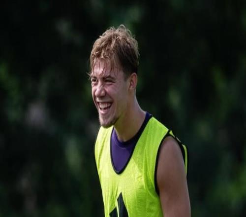 曼聯(lián)官方?；粢羵惿湛鞓?，后者回復：愿你們的連勝繼續(xù)