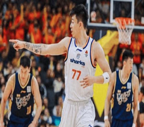 掀翻廣東，登頂聯(lián)賽第1！王哲林怒吼慶祝，張鎮(zhèn)麟23+3立大功