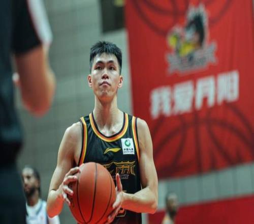 意外不龐崢麟首次入圍男籃國家隊集訓(xùn)名單，郭士強堅持使用趙睿