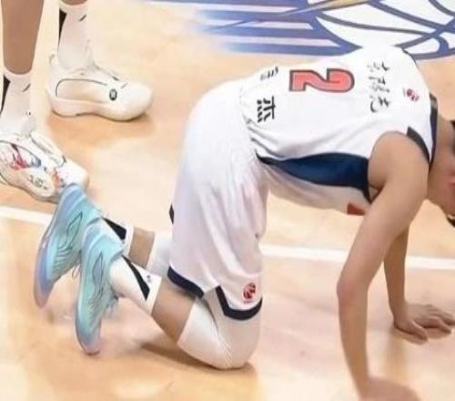 有傷在身！曝徐杰將前往國(guó)家隊(duì)報(bào)到后評(píng)估傷情此前多次崴腳引關(guān)注