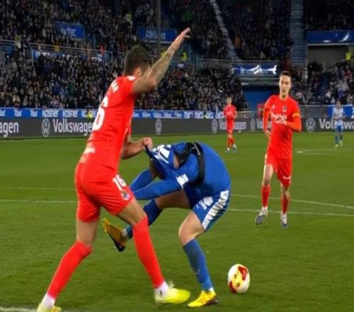 抽象點球，卡萊塔禁區(qū)內(nèi)扒托尼球衣并將球衣罩托尼頭上被判點