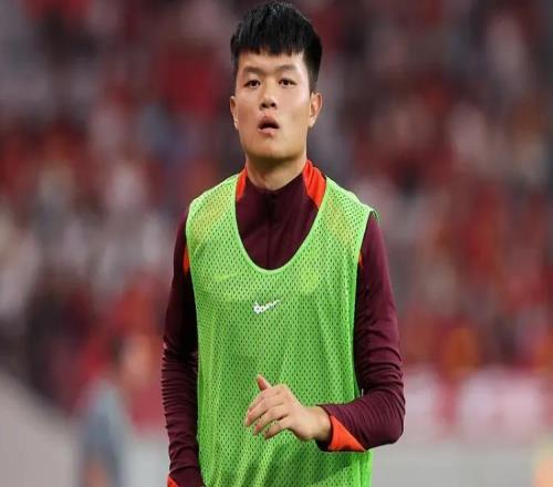恭喜！中國(guó)男足21歲新星登陸豪門，標(biāo)王價(jià)加盟海港，接班傳奇國(guó)腳