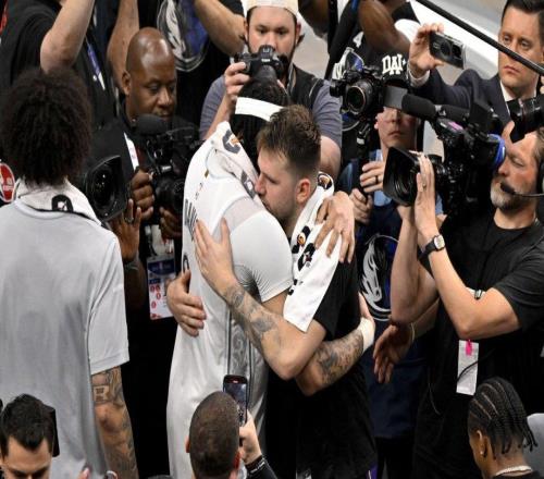 賺了，獨行俠隊在戴維斯送到奇才隊后，東契奇的交易回報情況更新