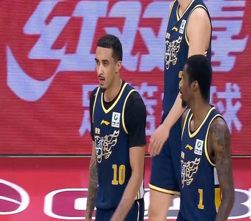 恭喜杜鋒！廣東隊(duì)迎來內(nèi)線補(bǔ)強(qiáng)機(jī)會(huì)，美國(guó)男籃主力中鋒可能加盟