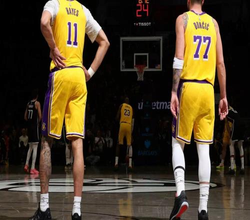 湖人16分大勝籃網(wǎng)！里夫斯復(fù)出三巨合砍64分詹姆斯25+7各種暴扣