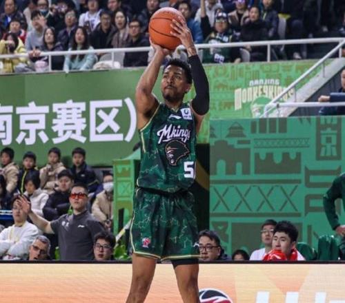 轟32+12后又砍43+8！CBA又一頂級(jí)小外援誕生，能否率隊(duì)再創(chuàng)奇跡