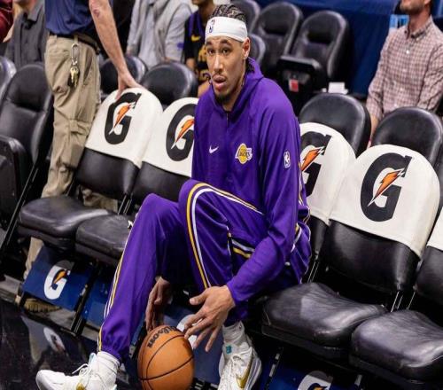 壞消息，湖人隊杰克遜海耶斯因推搡奇才隊吉祥物被禁賽一場