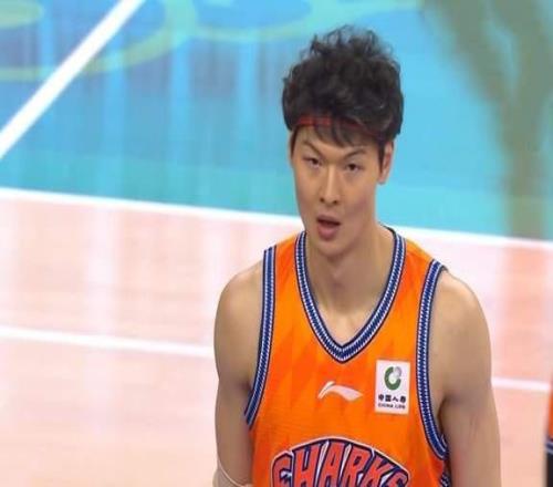 與山東會(huì)師，上海男籃賽季三殺廣東，洛夫頓31+11新星15分成奇兵