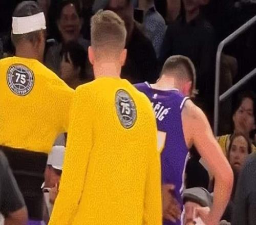 東契奇退賽怒踢廣告牌，湖人險(xiǎn)勝76人：里夫斯居然帶的動(dòng)詹姆斯