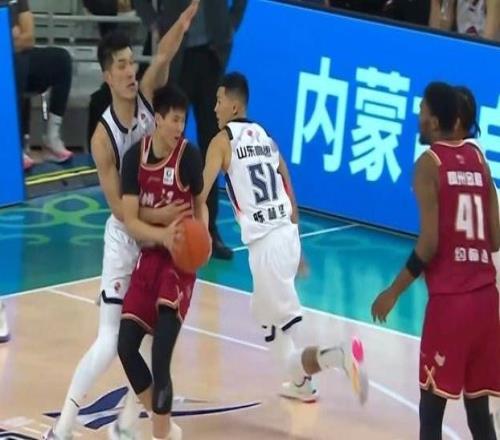 李悅洲登場9分鐘4犯規(guī)惹爭議媒體人：在一隊得虛心一點光耍帥不行