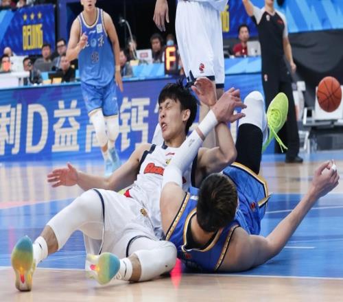 徐杰健康時不選，傷了又征召，球迷怒批郭士強：就不能召郭昊文