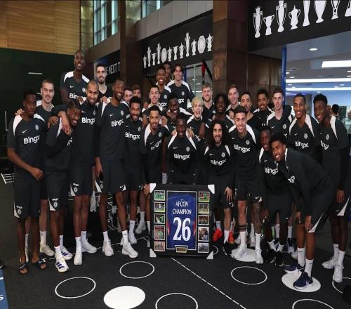 馬馬杜薩爾被召回后，切爾西球員共同祝賀他贏得非洲杯冠軍