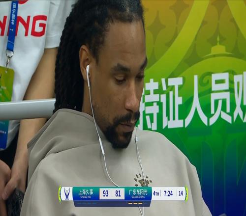 已打完廣東最后一場(chǎng)球隊(duì)落后，玩手機(jī)漠不關(guān)心，解說(shuō)員：不應(yīng)該