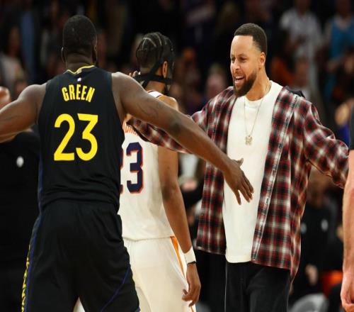 興奮不已，庫里帶傷沖進球場慶祝勇士隊大逆轉(zhuǎn)太陽隊的精彩表現(xiàn)