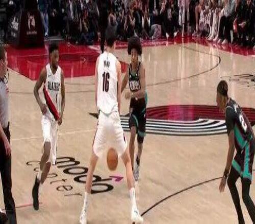 有點(diǎn)尷尬！楊瀚森三分鐘拿下2分1板2失誤....